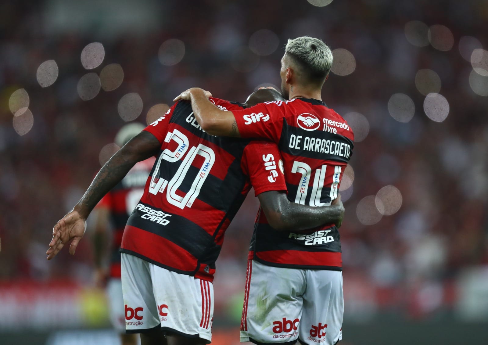 FLAMENGO VENCE O FORTALEZA POR 2 A 0 E ENCOSTA NA PONTA DA TABELA DO BRASILEIRÃO